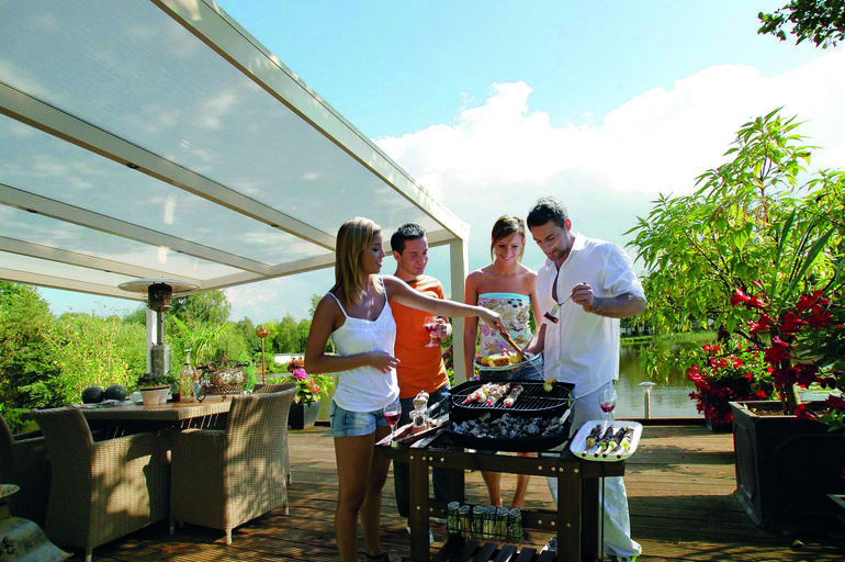 Greenline wit met barbecuende jongeren